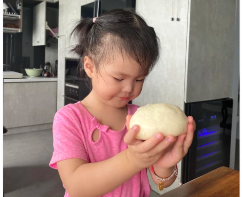 Hình ảnh dễ thương con gái 2 tuổi của Lê Phương đang làm bánh