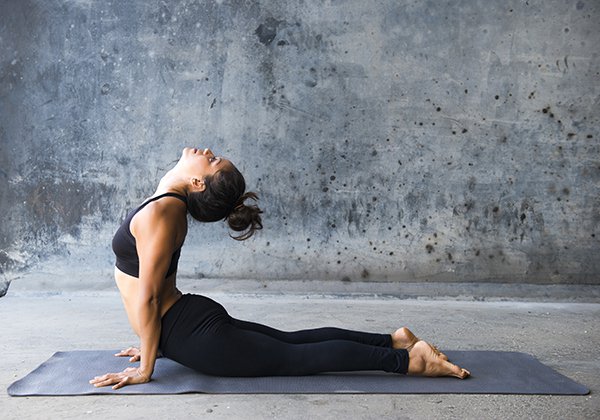 Động tác cobra pose (tư thế rắn hổ mang)